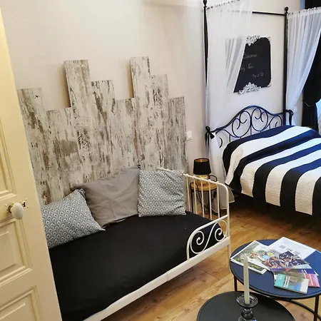 En Rez-de-chaussee Apartment *